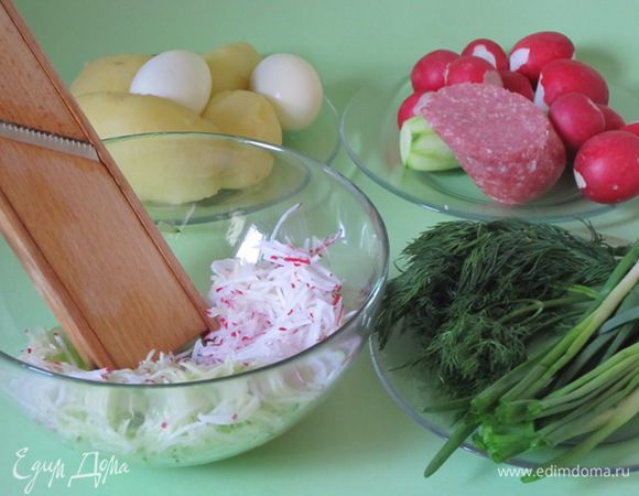 Яйца отварить вкрутую, остудить, очистить. Вымыть редис, огурцы, зелень. Огурцы очистить от кожицы.