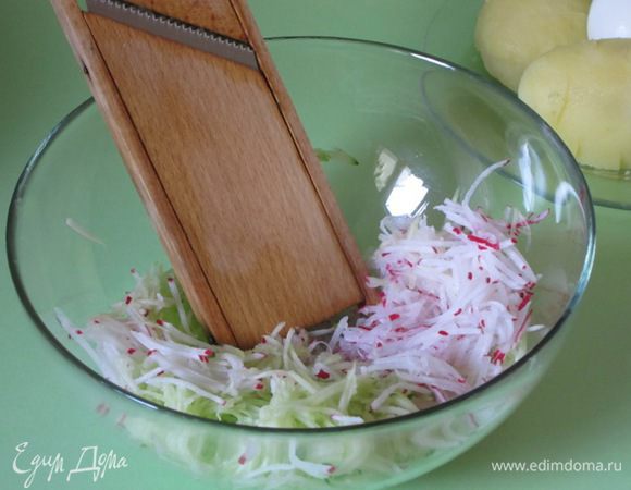 Картофель очистить от кожуры. Картофель, огурцы, редис, яйца натереть на терке для моркови по-корейски. Овощи получаются в виде длинной тонкой соломки.