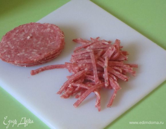 Затем нарезать тонкой соломкой. С копченой колбасой  окрошка приобретает пикантный вкус.