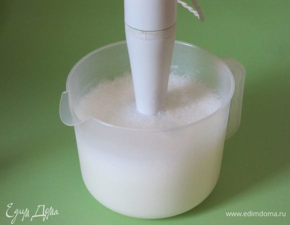 Кефир и минеральную воду взбить блендером, посолить, поперчить.