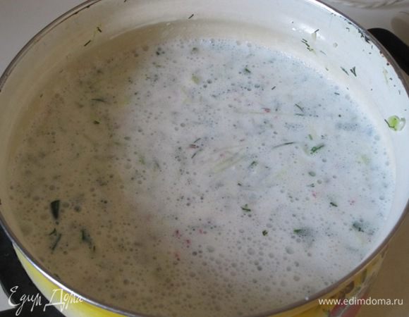 Лук и укроп мелко нарезать. Выложить в кастрюлю все подготовленные продукты, залить охлажденной кефирной смесью, перемешать. Поставить в холодильник охлаждаться.