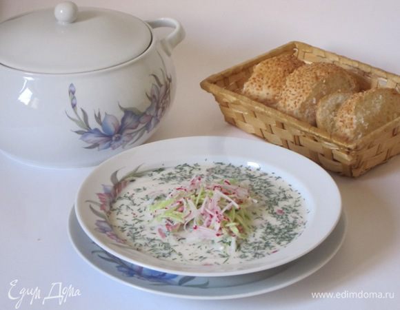 Разлить по тарелкам, добавить сметану. Перемешать. Можно добавить кубики льда.