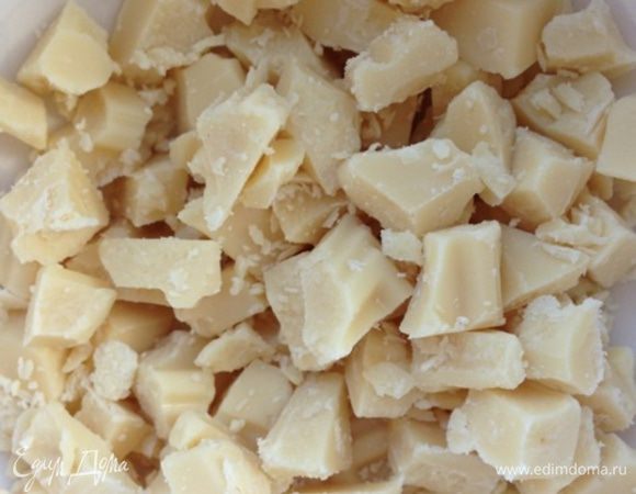 Разогреваем духовку до 180 градусов.
Белый шоколад порубим ножом на довольно крупные кусочки.