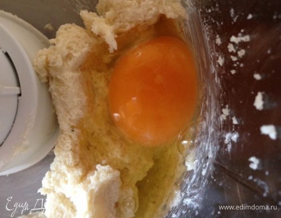 Взобьем сахар с размягченным маслом, добавим яйцо и еще раз взобьем.
