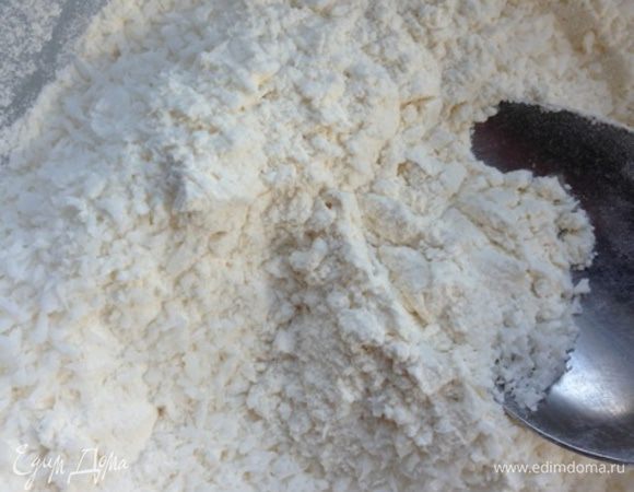 Отдельно смешаем просеяную муку, кокосовую стружку, разрыхлитель, соду и ванилин.