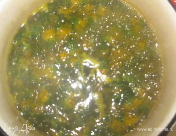 Большой лимон нарезать вместе с цедрой, добавить к цветкам. Кипятим 5 минут и оставляем настаиваться на пару часов.