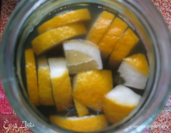 После этого процеживаем, чтобы удалить кусочки лимона и цветки, в оставшийся сироп добавляем 1 кг сахара.