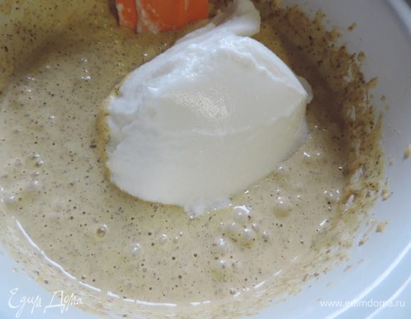 Теперь в два приема смешиваем тесто со взбитыми белками. Делаем это очень аккуратно, лопаткой, движениями снизу-вверх от краев к центру, чтоб не разрушить пузырьки воздуха. Ведь именно от них зависит воздушность бисквита, никаких других разрыхлителей в тесте нет.