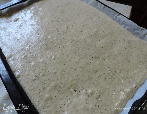 Для ускорения процесса я выпекала тесто сразу на двух противнях 28*38см, а затем вырезала 4 одинаковых прямоугольных коржа. Торт затем собирала при помощи кондитерской рамки. Если у вас такой нет, выпекайте круглые коржи. Этого количества теста хватит на 4 коржа диаметром 24-25см.