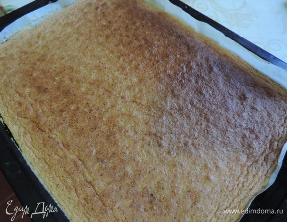 Выпекаем коржи в разогретой до 220 градусов духовке 10-15 минут. Ориентируйтесь на свою духовку. Бисквит должен хорошо подрумяниться, верх не должен липнуть, а серединка бисквита - пружинить при нажатии.