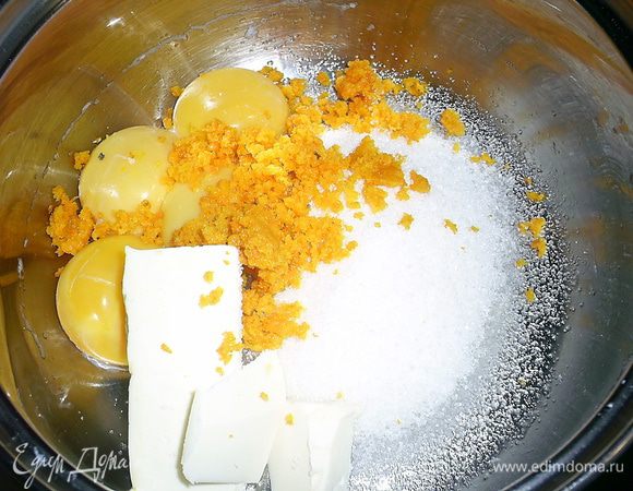 Теперь приступаем к апельсиновому крему. Нам понадобиться два крупных апельсина. Моем их, с одного натираем цедру (только оранжевую часть). Выдавливаем сок, у нас должно получится примерно 200 мл свежевыжатого сока. Заранее замачиваем желатин в трех столовых ложках воды. Смешиваем сахар, цедру, желтки, масло, сок в сотейнике или небольшой кастрюльке с толстым дном и отправляем на медленный огонь.