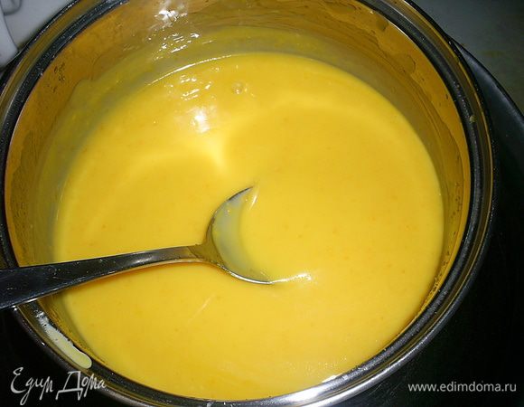 Попробуйте крем на вкус, когда он станет однородным. Если апельсины очень кислые, можно добавить еще немного сахара. У меня апельсины были сладкие и сахара мне хватило. Варим, непрерывно помешивая до загустения. как только появятся первые признаки загустения, а масса станет как жидкие сливки, - снимаем сотейник с огня и еще немного помешиваем, чтоб желтки не свернулись. Затем добавляем желатин и вымешиваем до его полного растворения. Отправляем остывать в прохладное место или в емкость с холодной водой.