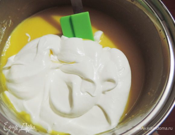 Смешиваем сливки с остывшим до комнатной температуре кремом и аккуратно перемешиваем.