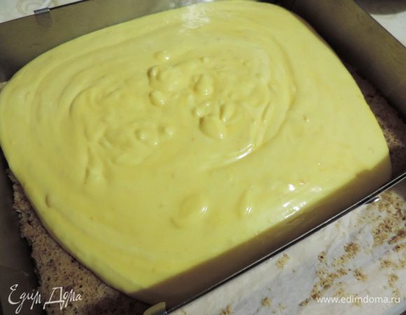 Теперь еще один момент по поводу сборки. Торт у меня получился очень высоким, больше 10см. Поэтому высоты рамки мне не хватило. Нарастить ее высоту фольгой  и собирать все три слоя сразу я побоялась. Так как переживала, что фольга деформируется под весом всей конструкции. Поэтому я собирала торт в рамке послойно. На подготовленный корж надела рамку, вылила мусс, накрыла сверху вторым коржом и отправила в морозилку примерно на полчаса. 