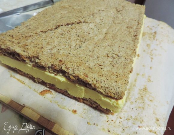 Получилась вот такая заготовка, забегая наперед, скажу, что с оставшимися двумя коржами я поступила так же, прослоив их муссом с белым шоколадом. Если высота формы вам позволяет собирать весь торт сразу, то весь процесс значительно упростится.