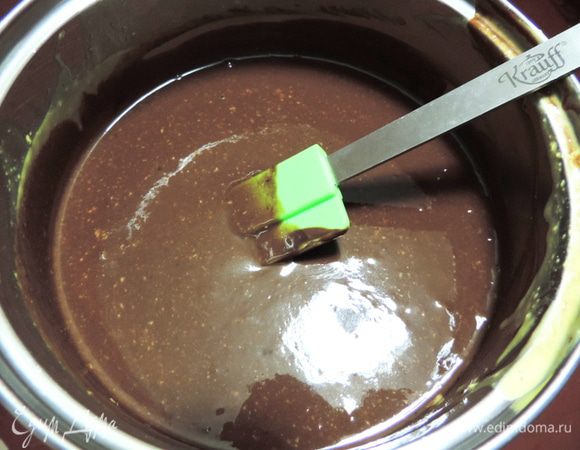 Теперь добавляем заранее замоченный желатин и перемешиваем до однородности. Разделяем массу на две части. В одну добавляем поломанный на кусочки черный шоколад и перемешиваем, пока он полностью не растает.