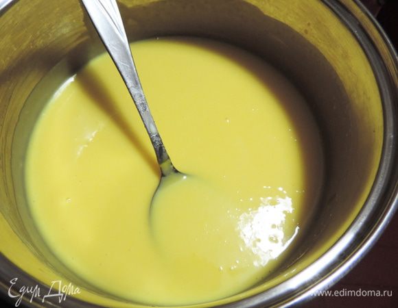 В другую часть добавляем белый шоколад и также перемешиваем до его полного растворения. Полученные шоколадные массы надо остудить до комнатной температуры.