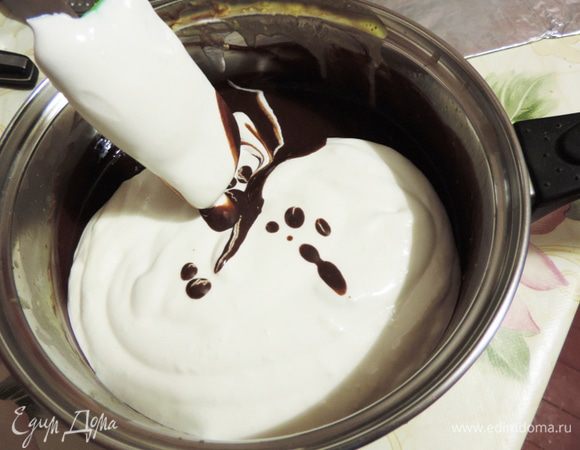 Затем аккуратно соединяем их со взбитыми сливками. Как уже упоминалось выше, я собрала еще одну заготовку с белым муссом и тоже отправила ее в морозилку минут на 20-30. Этого времени хватает, чтоб мусс схватился и держал форму.