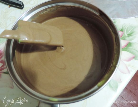 Вот так выглядит подготовленный шоколадный мусс, который оставлен при комнатной температуре и ждет своей очереди. Не прячьте муссы в холодильник, иначе очень быстро они загустеют.