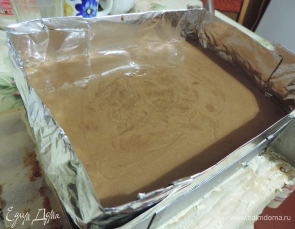 Теперь на доску я выложила заготовку с белым муссом, наростила бортики фольгой, стеночки старалась делать потолще. Вылила шоколадный мусс и накрыла заготовкой с апельсиновым муссом. Всю конструкцию постарайтесь поместить в морозилку, чтоб она застыла раньше, чем фольга деформируется. Через полчаса я перенесла торт в холодильник, где он стоял до утра.