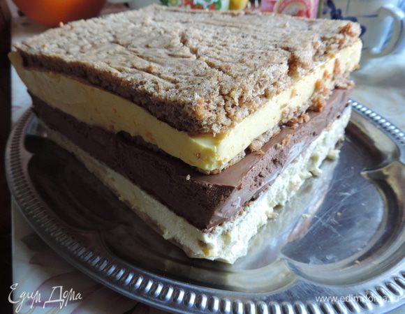 Утром освобождаем торт от формы и перекладываем на блюдо.