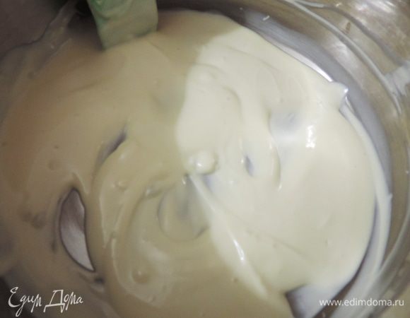 Приготовим глазурь. Шоколад растопим с молоком и маслом. Даем немного остыть и покрываем верх торта. Постарайтесь хотя бы ооочень тонким слоем покрыть и бока тортика, чтоб крем не подтаивал на суфле.