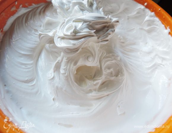 Готовим белковый заварной крем. Как это сделать, смотрим тут http://www.edimdoma.ru/retsepty/65842-tort-vafelnaya-bezuminka.