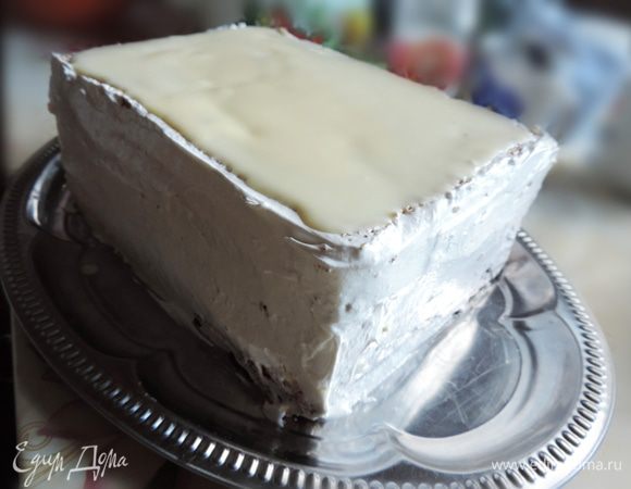 Выравниваем бока торта кремом. Далее украшаем торт по своему вкусу. 