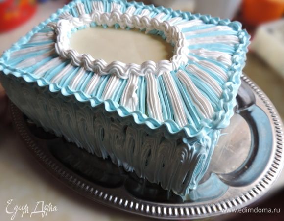 Я оставила немного белого крема. Остальной подкрасила в голубой цвет. С помощью двух кондитерских мешков с насадками "звездочка" оформила верх и бока торта.