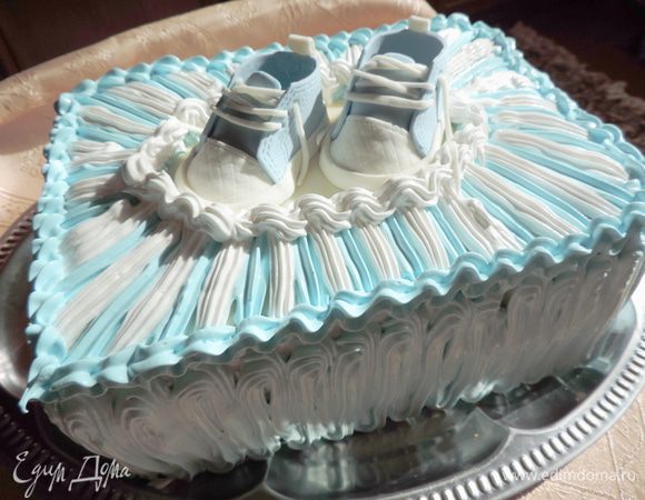 Осталось только водрузить на торт заранее подготовленные кроссовочки  http://www.edimdoma.ru/club/posts/15798-detskie-krossovochki-iz-mastiki. Торт для маленького мужчины готов!!!