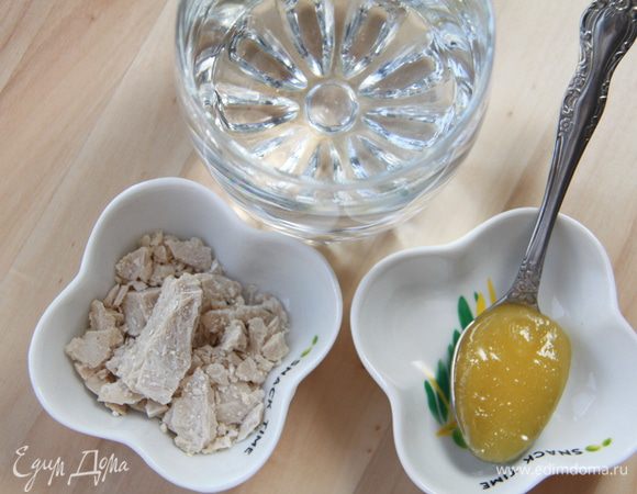 В тёплой воде растворить свежие дрожжи и мёд.