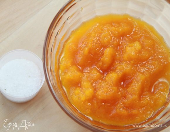 Варёную тыкву размять вилкой, добавить соль.