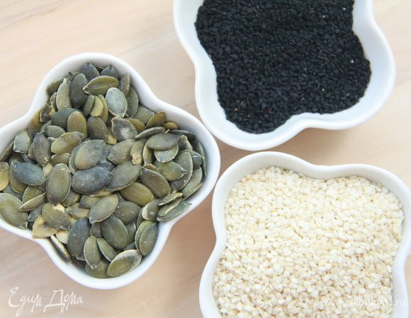 Отмерить семена тыквы, кунжута и чернушки (нигелла, щепотка для украшения).