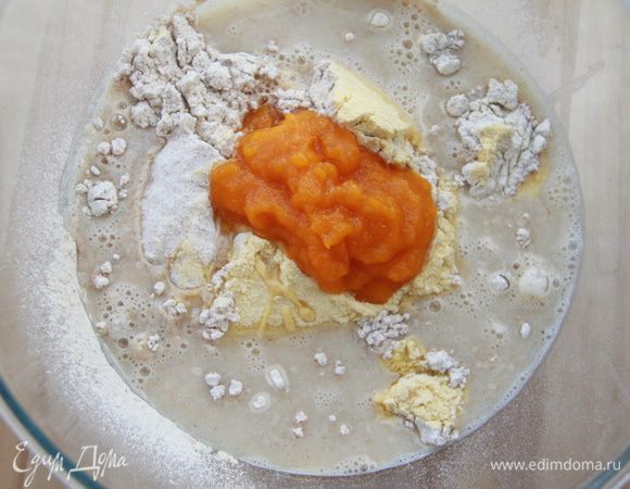 Соединить муку, воду с дрожжами, пюре тыквы. Вымесить. Работать с тестом 5-8 минут.