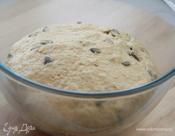 Через час тесто обмять и сложить несколько раз.