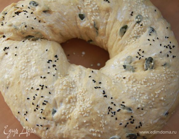 Итак, кольцо подросло. 
Духовку разогреть до 230*С. 
Смазать верх хлеба сливками (1 ч.л.) и посыпать кунжутом и чернушкой.
