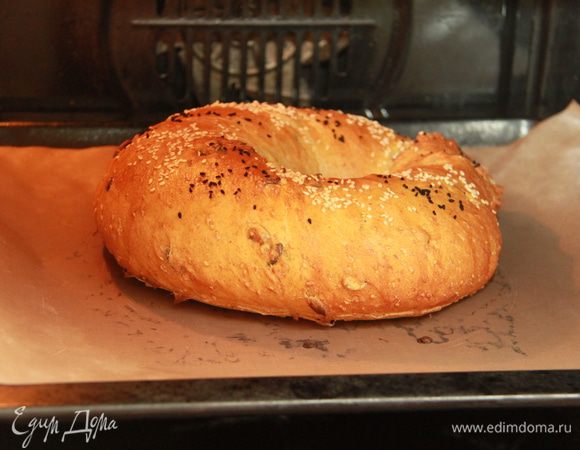 Выпекать при 220*С с паром 10 минут, затем при 180*С без пара ещё 20-25 минут. Остудить на решётке.