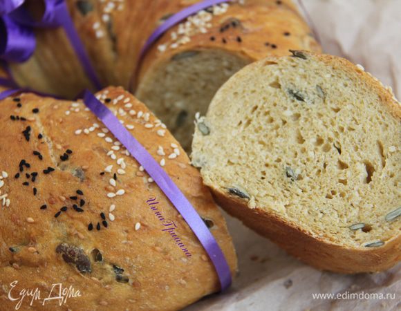 Разрезать хлеб полностью остывшим.
Вкусно
и с супом,
и с кефиром, 
и со сладким чаем!