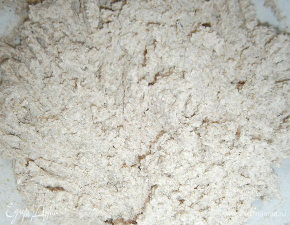 Творог соединить с яйцом, солью, разрыхлителем и  гречневой мукой. Хорошо перемешать до однородной консистенции.