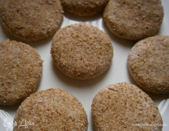 Сформировать колобки, обвалять в небольшом количестве гречневой муки и слегка придавить ладонью. Убрать в холодильник на 20 минут.