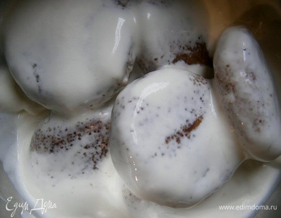 Обжарить сырники на хорошо разогретой сковороде, с небольшим количеством растительного масла, с двух сторон до золотистого цвета. 
Затем сложить в сотейник и залить соусом из сметаны и сахара.