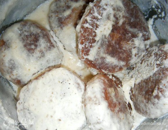 Накрыть крышкой и протомить  на слабом огне 10 -  15 минут (можно конечно этого не делать, но мне захотелось сделать так). Если не томить, то сырники получатся с хрустящей корочкой.