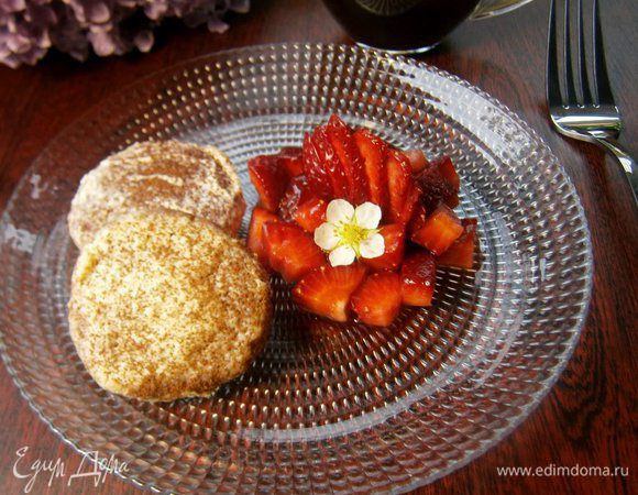 Перед подачей я присыпала  сырники какао. Подавала с клубникой, с мёдом,  и сметаной.
ПРИЯТНОГО АППЕТИТА!