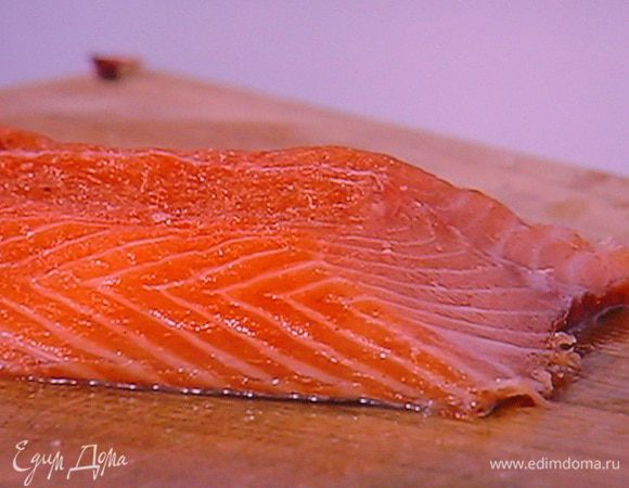 Наш лосось тщательно очищаем от маринада и режем на тонкие пластинки. Кто не желает заморачиваться с засолкой лосося может использовать готовый.