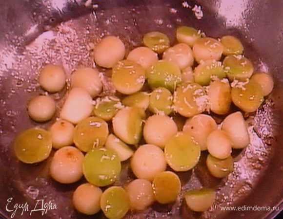 Выдавливаем сок лимона. Яблочки очищаем от кожицы и вырезаем шарики, которые сразу нужно сбрызнуть лимонным соком, чтобы они не потемнели. Для такой обработки яблока у меня есть специальная ложечка, если таковой нет, нарежьте яблоко на дольки. Таким же образом добываем шарики из дыни. Разогреваем сливочное масло, добавляем сахар, яблоки и слегка их карамелизируем. В конце приправляем натёртым хреном. Хрен можно использовать готовый.