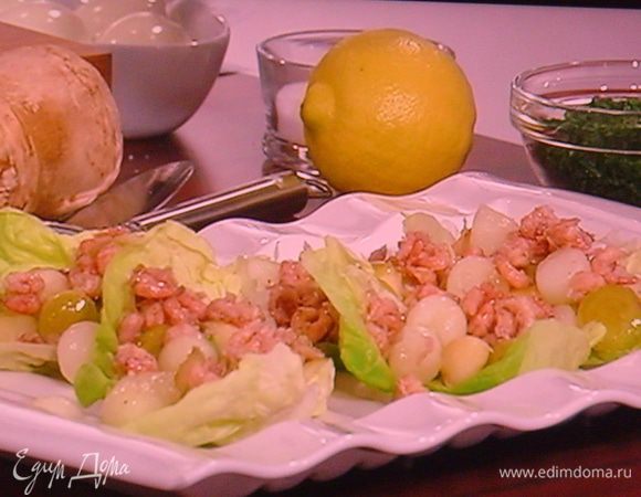 Отвариваем яйца. Очищаем и режем на четвертинки. На блюде раскладываем крупными листочками айсберг, лосось, яйца, креветки, шарики дыни и яблок.
Делаем заправку: смешиваем все ингредиенты ( бальзамик советую брать светлый) до полного растворения соли. Шнитт-лук режем мелко и добавляем к заправке.