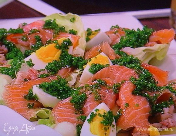 Поливаем наш салат заправкой. Приятного аппетита!