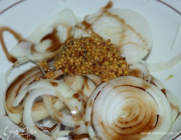 Очищаем луковицу, нарезаем ее кольцами, добавляем горчицу французскую, соевый соус и яблочный уксус (в ингредиентах - яблочный соус). Хорошо перемешиваем и оставляем мариноваться пока будем подготавливать остальные составляющие.