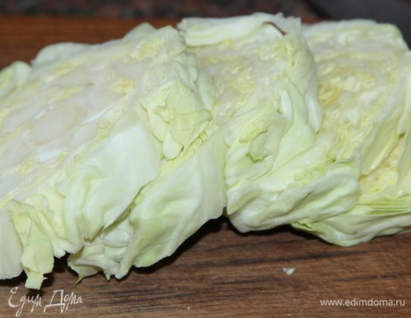 Поскольку вилок капусты небольшой остался, нарезаем его на четыре куска.