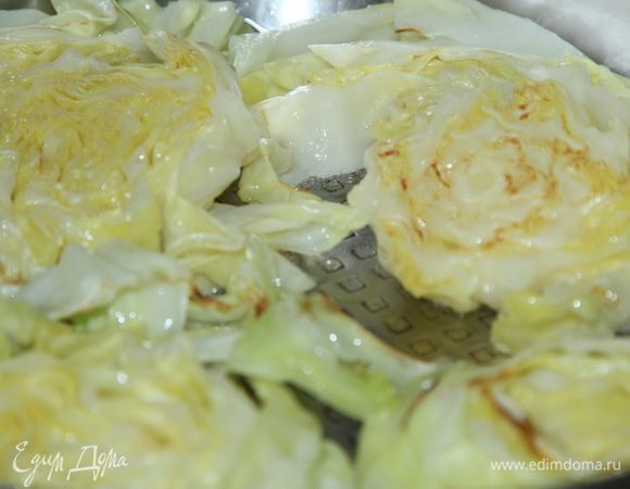 Разогреваем сковороду с маслом растительным и быстро припускаем капусту кусками с обеих сторон. Выкладываем в емкость для запекания.